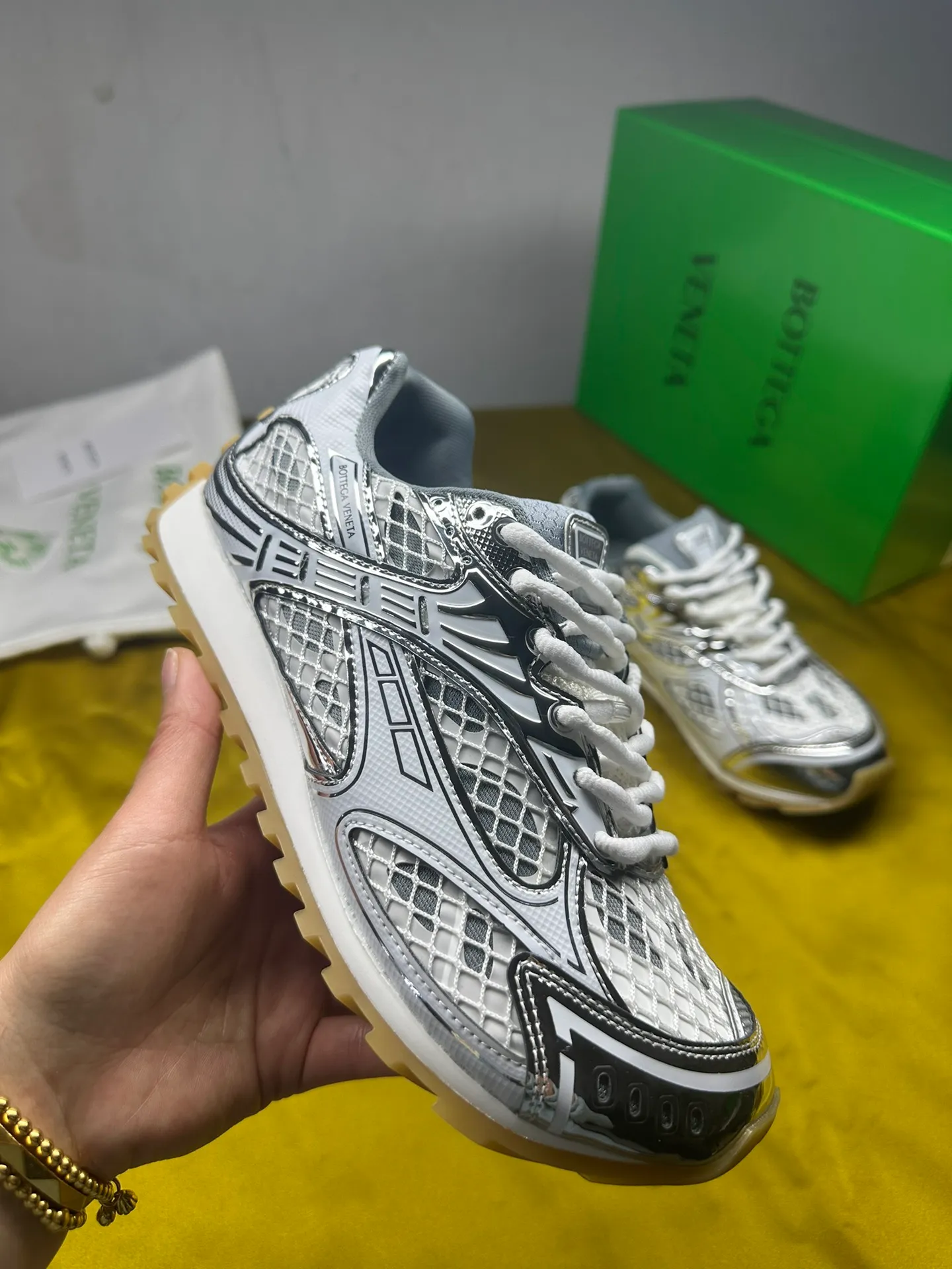 👟👟Ex-factory price 600👟👟 Men's size +10 Real photos 🔥🔥BV Orbit sneakers Wang Yibo's same style couple's dad shoes Runner sneakers, made of lightweight technical mesh fabric. Matched with geometric pattern designed rubber outsole, Wang Zha series high version. Look for the package technology. It is actually a lot taller, but the legs are still slim. Very nice, playable and durable. Matched to the standard💯 Package shoe technology. Look for the high version. The outsole is made of color-blocked TPU outsole. Women's model 35 36 37 38 39 40 41 42 (40 41 42 43 44 45 customized) (Customer logo can be accepted without refund or exchange at a favorable price) Equipped with original packaging